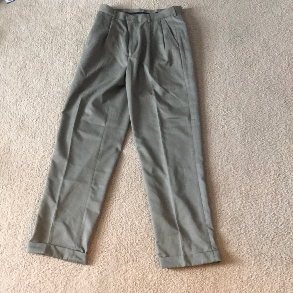 Men’s Van Heusen Dress Pants. 32x34